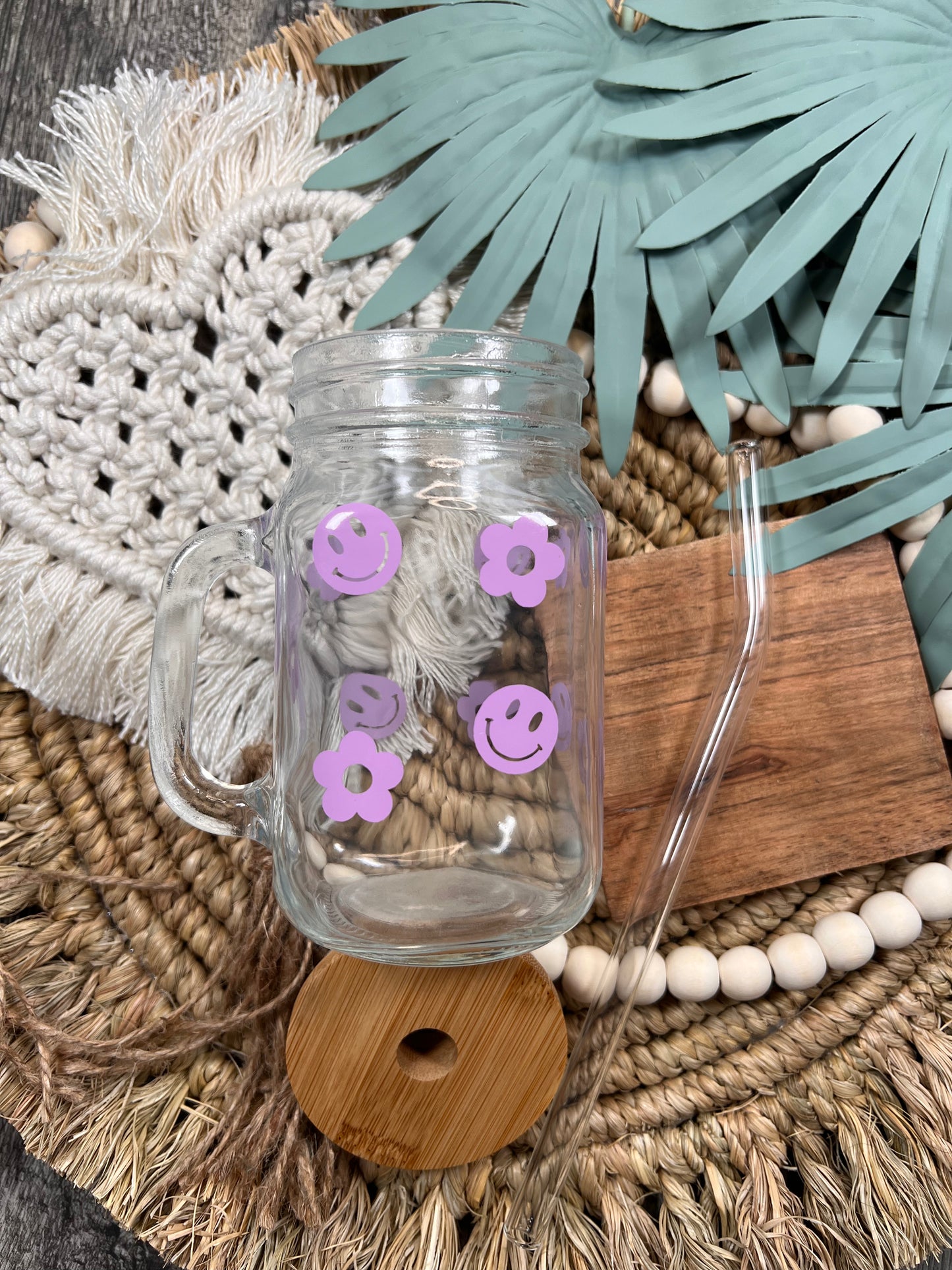 Taza morada con cara feliz y flor