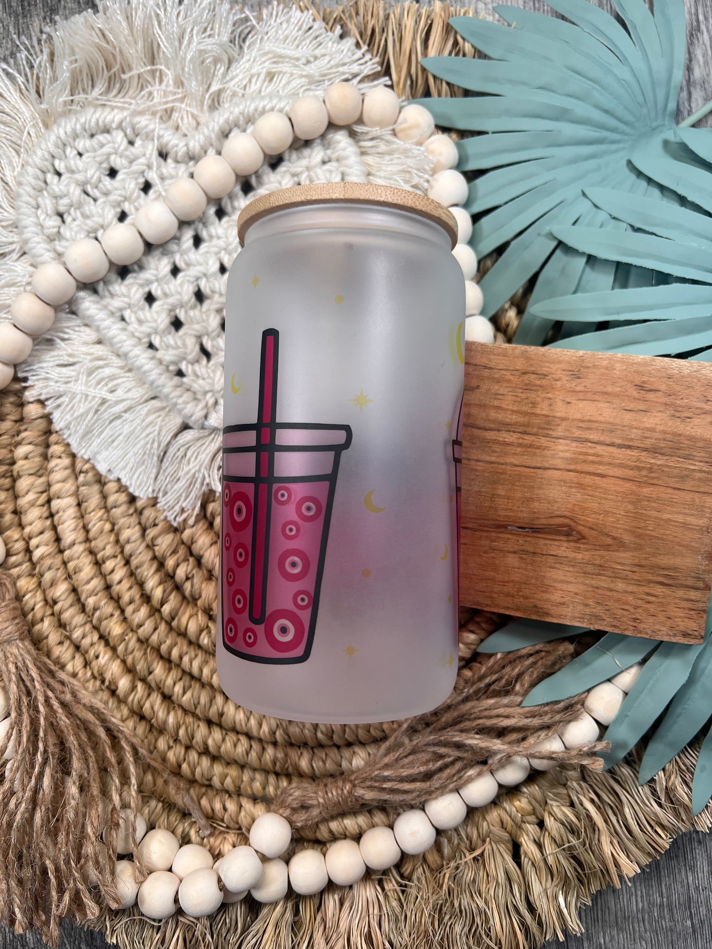 Lata de cristal rosa con forma de ojo malvado