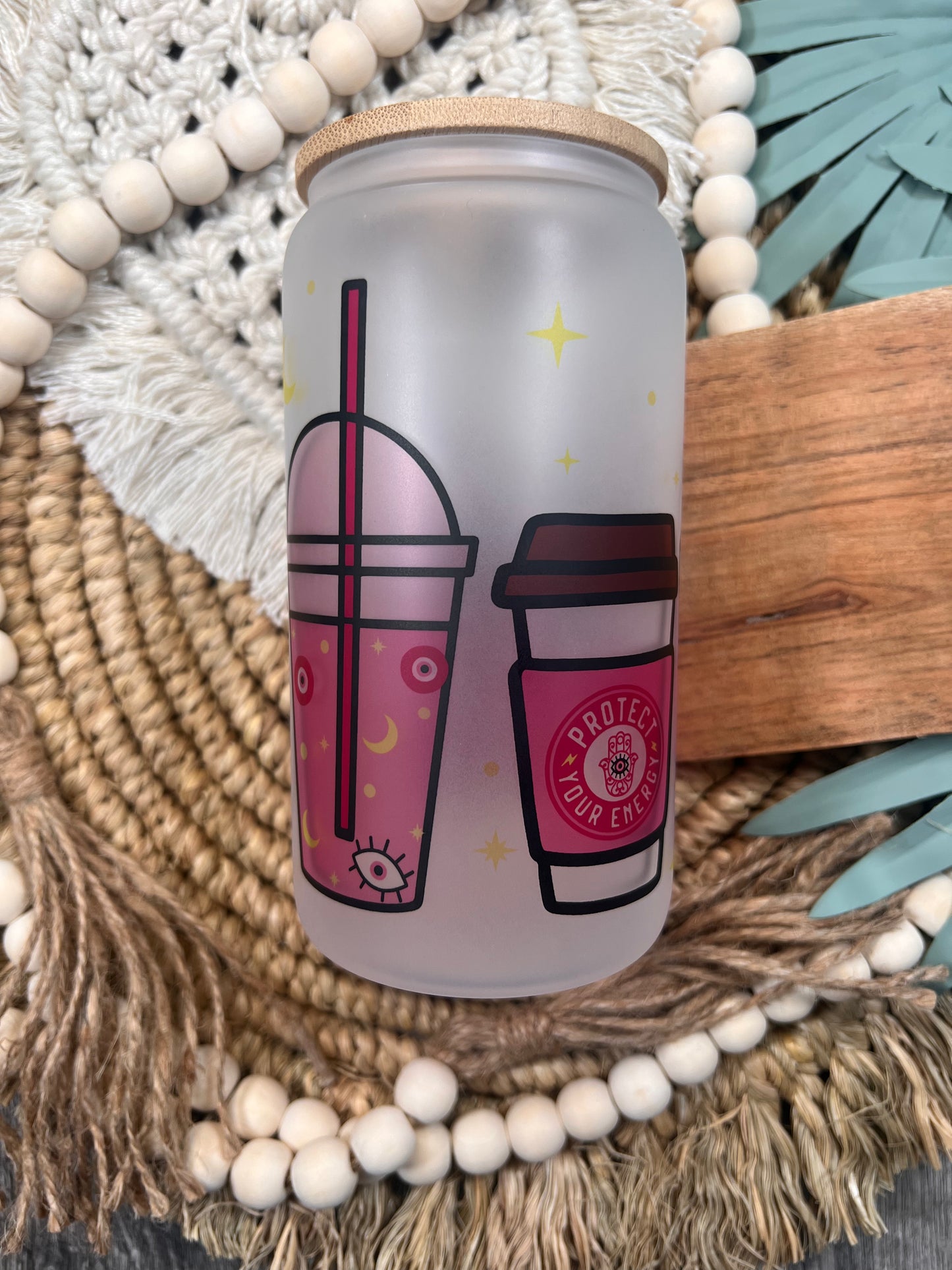 Lata de cristal rosa con forma de ojo malvado